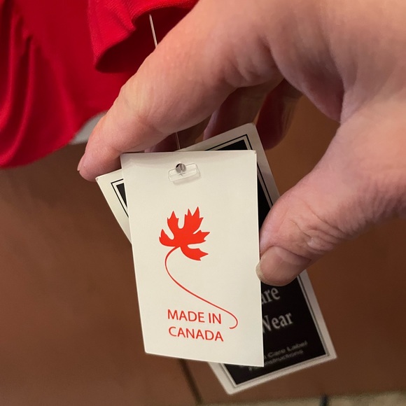 ⬇️ $39 ⬇️Marallis Collection Med Red Cold Shoulder Jersey long sleeved top. NWT. - Picture 10 of 14